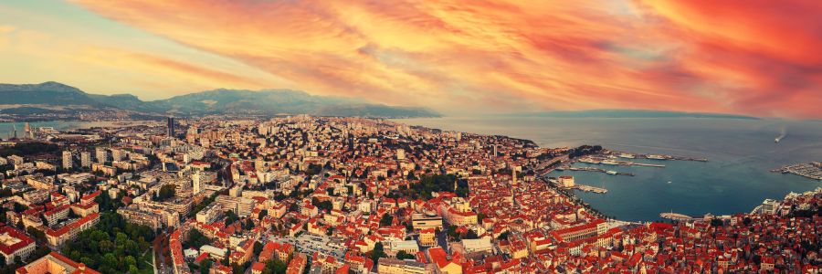 4 Split aerial view on the roofs - Freepik Canva