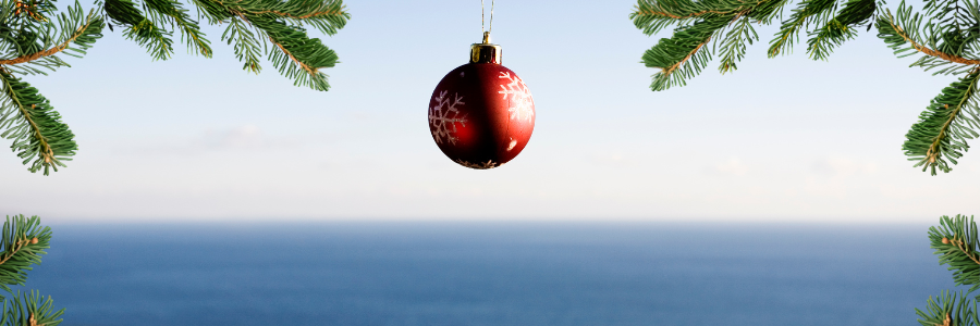 7 Noel en bord de mer - Vue mer et boule de Noel - Canva 7 Noel en bord de mer - Vue mer et boule de Noel - Canva