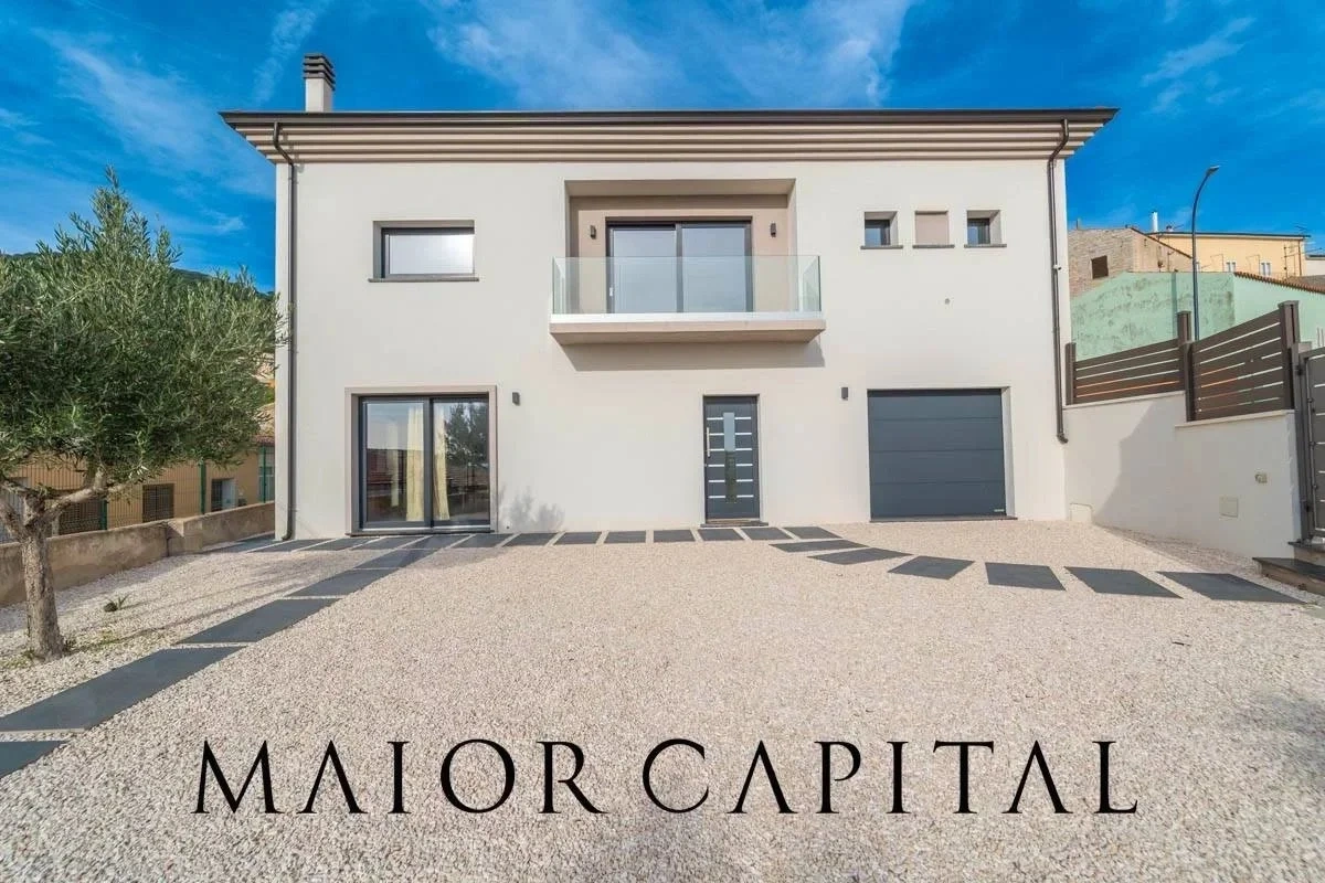 5 bedroom house with swimming pool