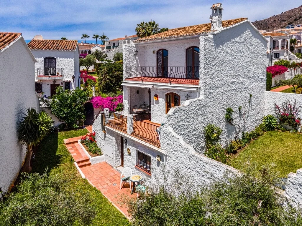 Casa vista al mar con piscina
