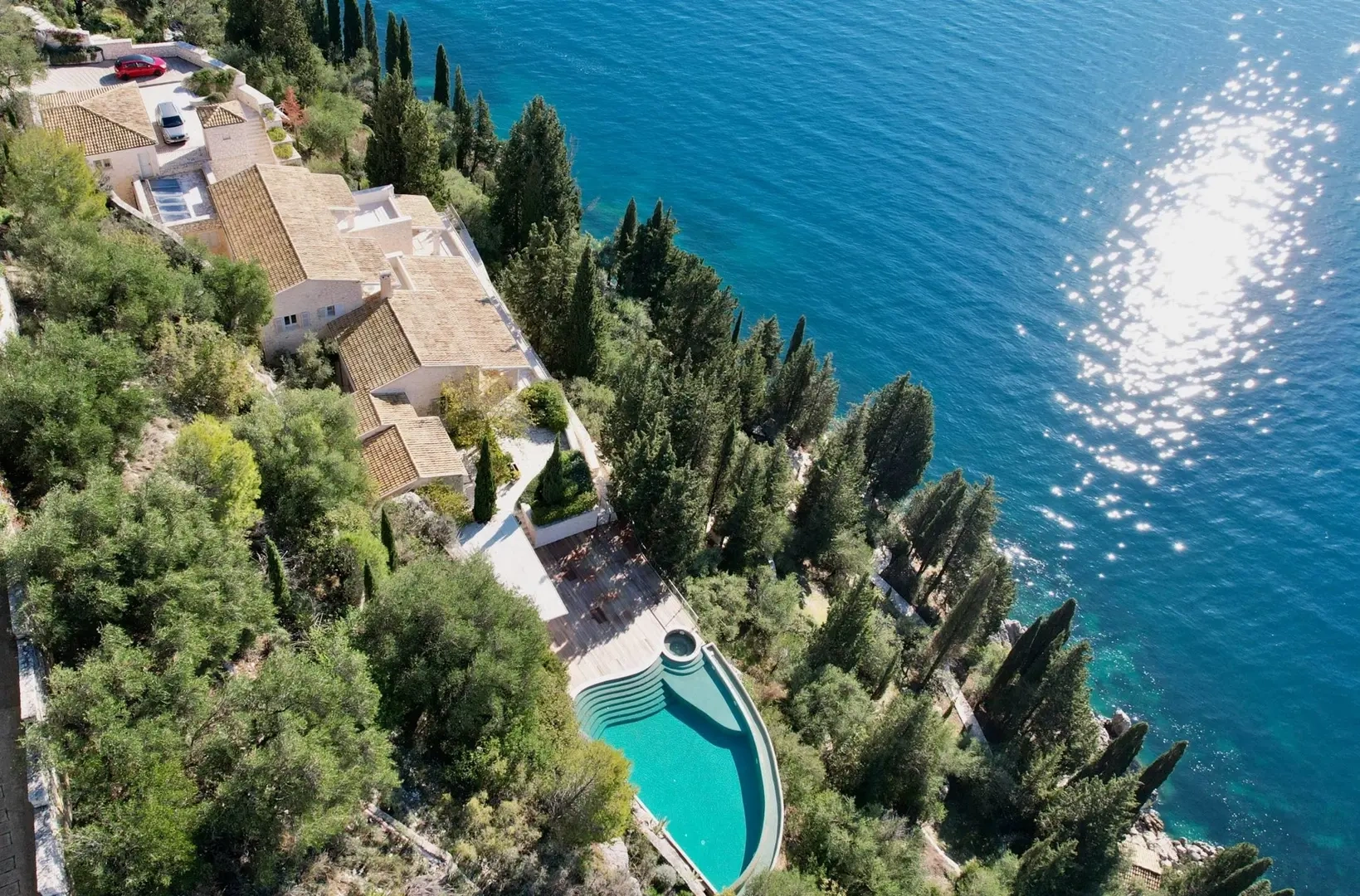 Maison pieds dans l'eau avec piscine