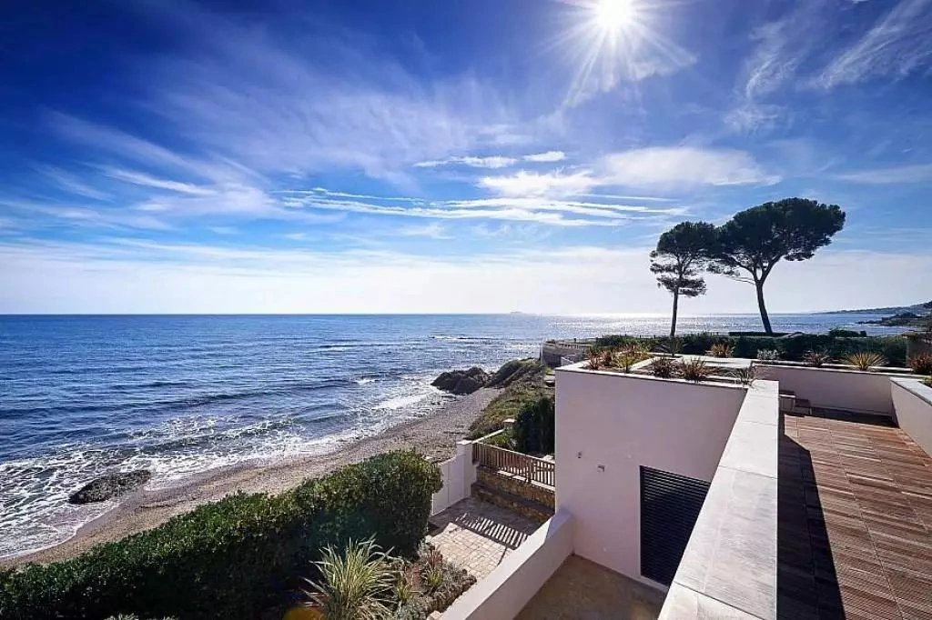 2 - vendita casa fronte mare saint-aygulf var francia