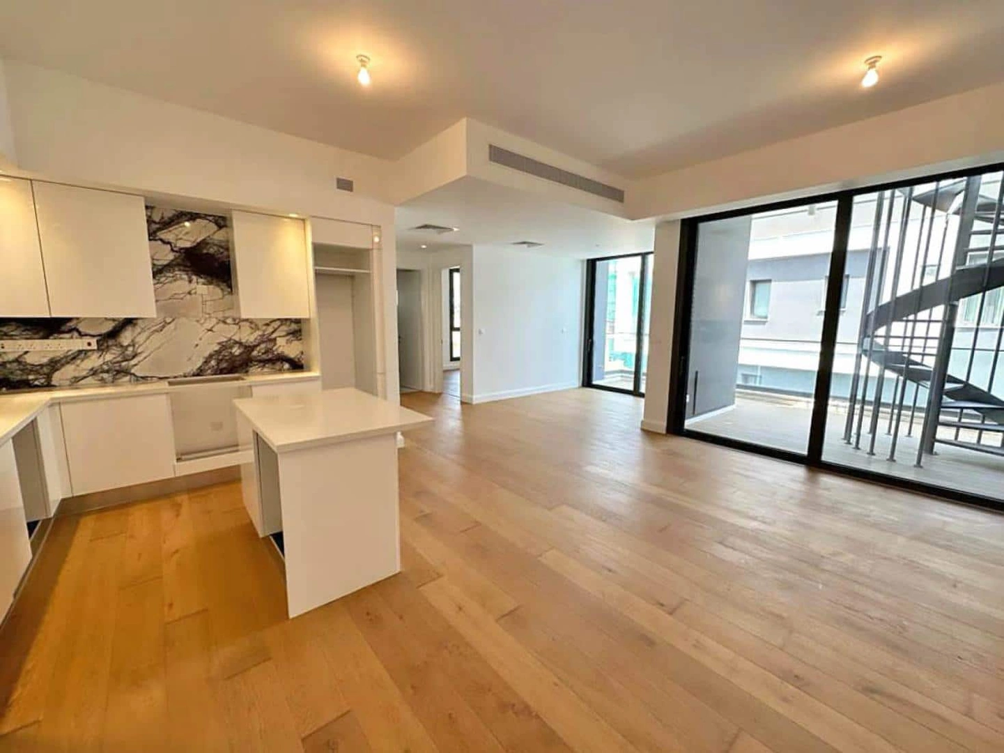 2 - venta apartamento a pie de playa yermasoyia limassol chipre