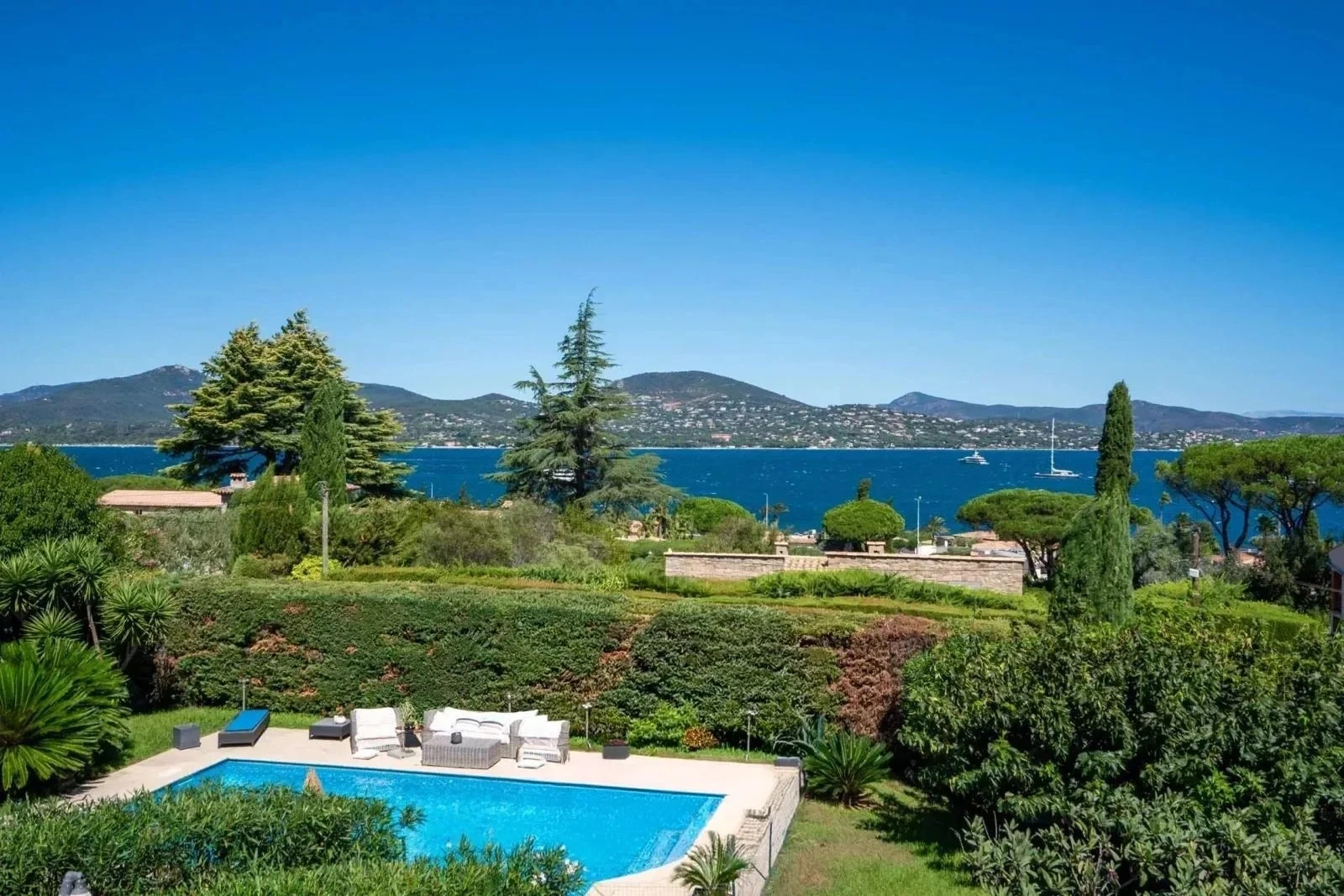 Casa vista mare con piscina