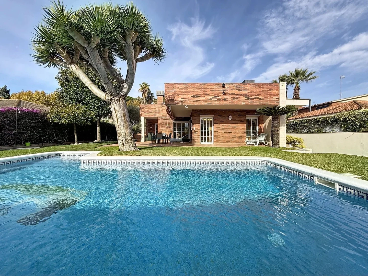 Casa vista al mar con piscina