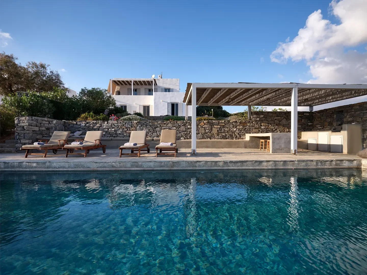 Maison pieds dans l'eau avec piscine