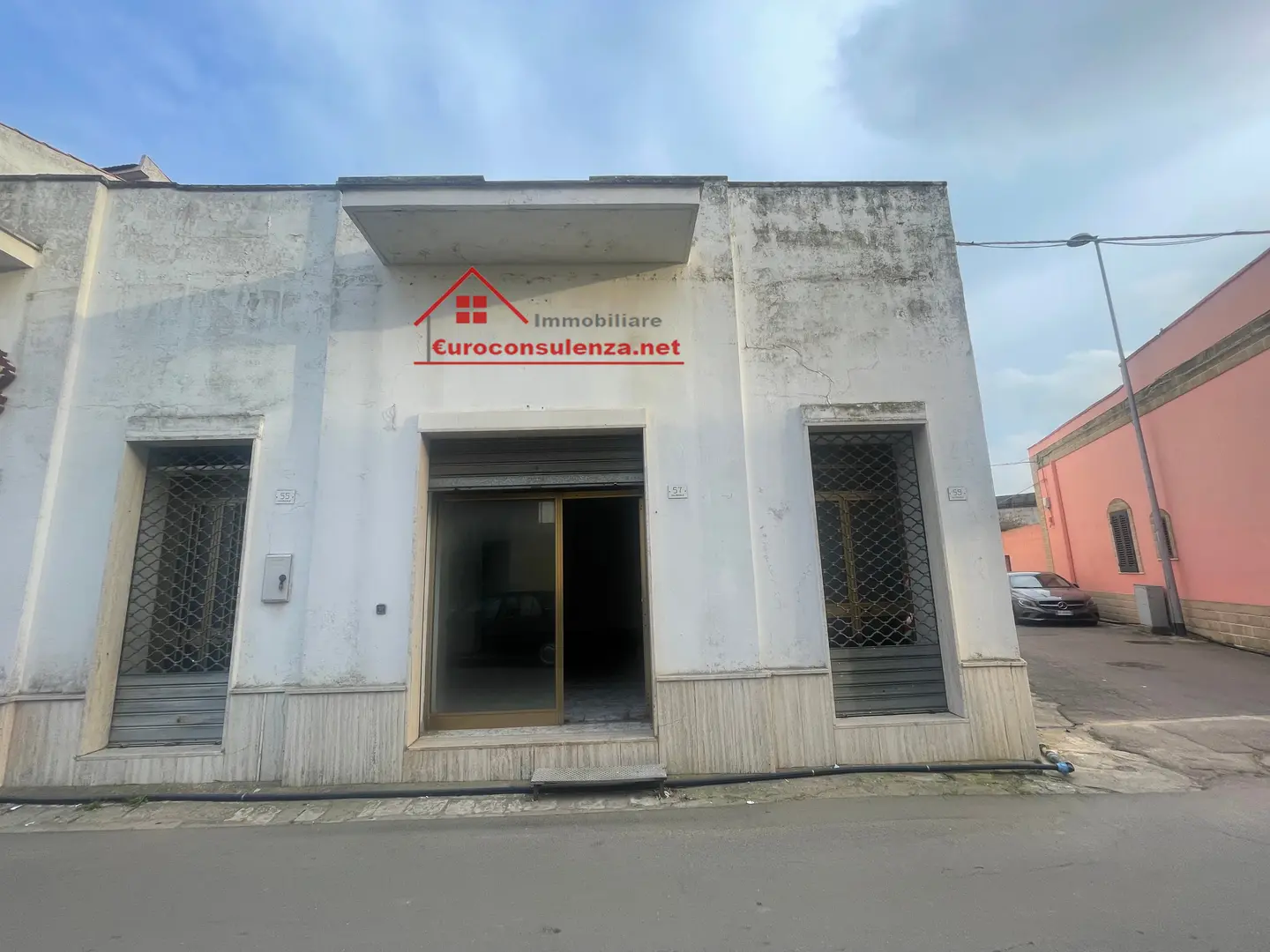business of 93 m²