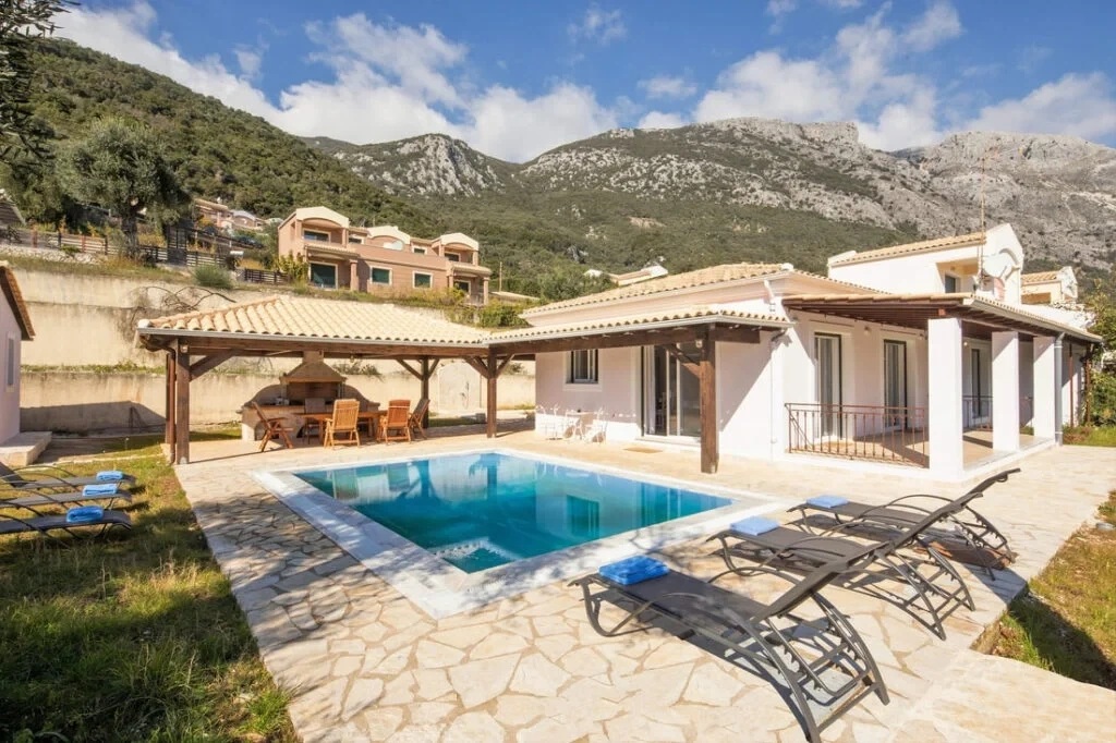 1 - vente villa pieds dans l'eau barbati îles ioniennes grèce