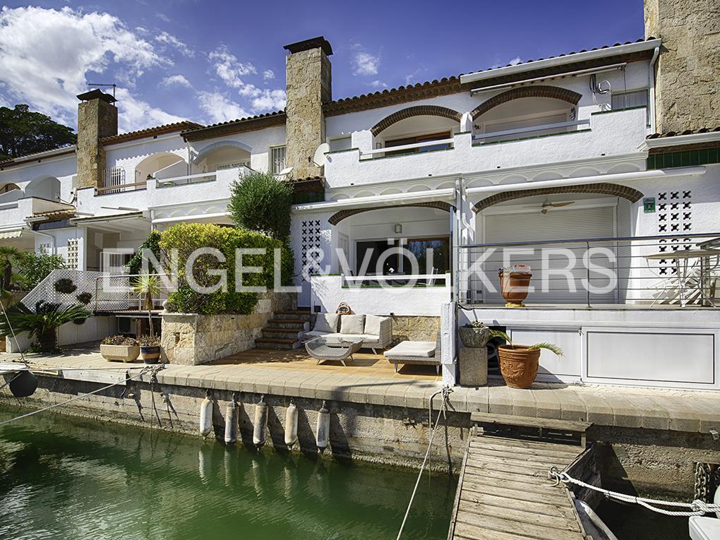 1 - vente maison pieds dans l'eau roses - costa brava catalogne espagne