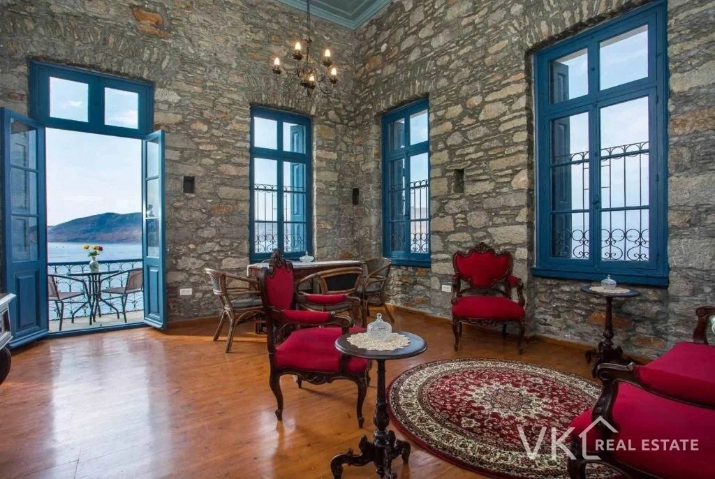 2 - vente appartement pieds dans l'eau sými egée méridionale grèce