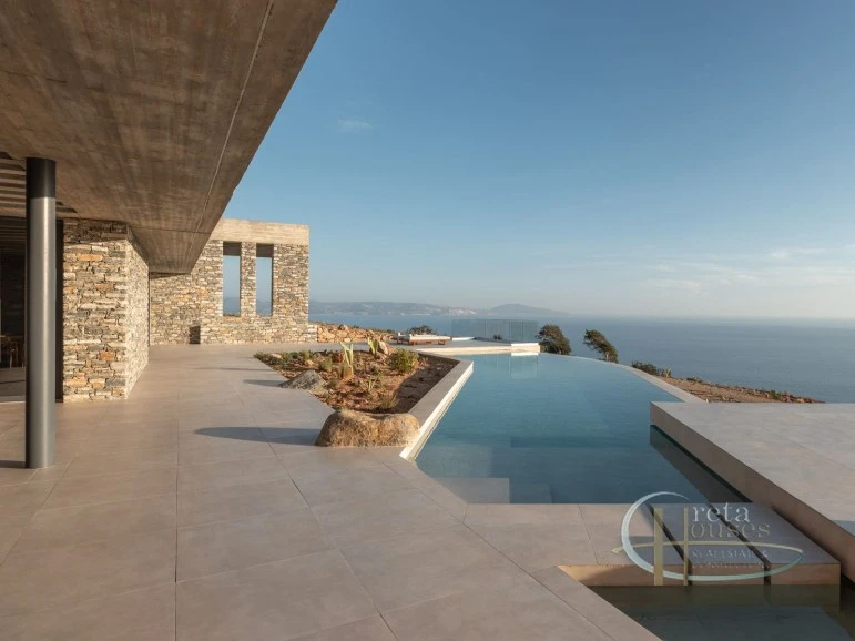 6 bedroom waterfront house with swimming pool