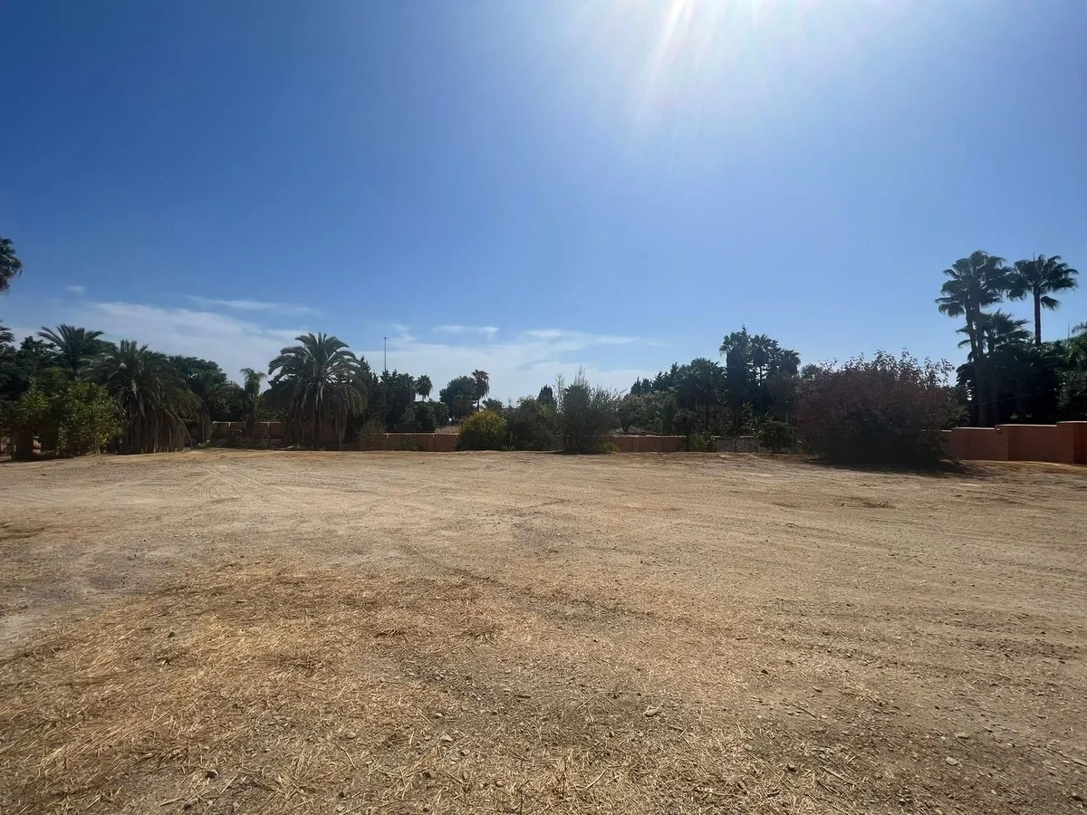 Terreno de 1 975 m²