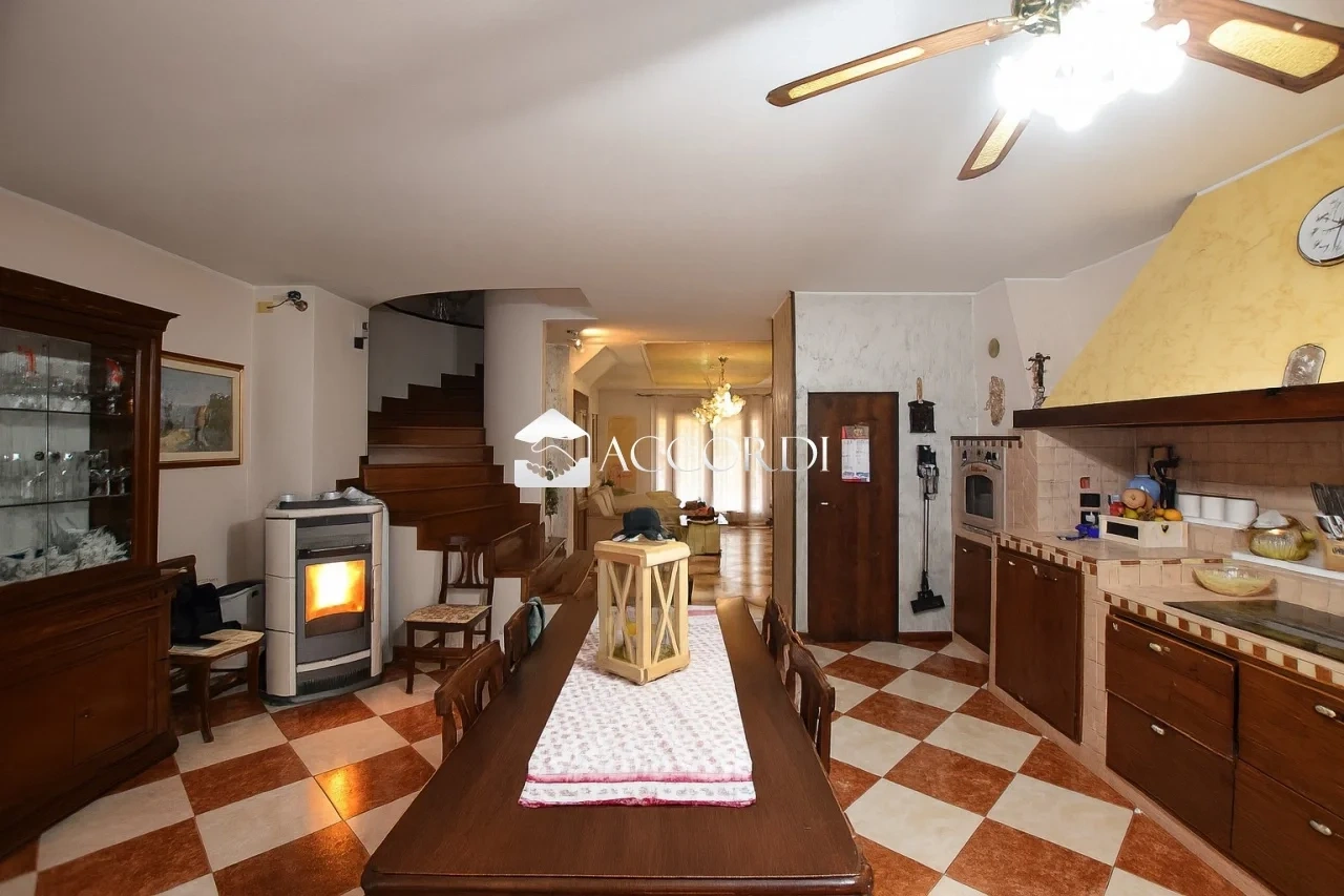 2 - venta casa caerano di san marco véneto italia