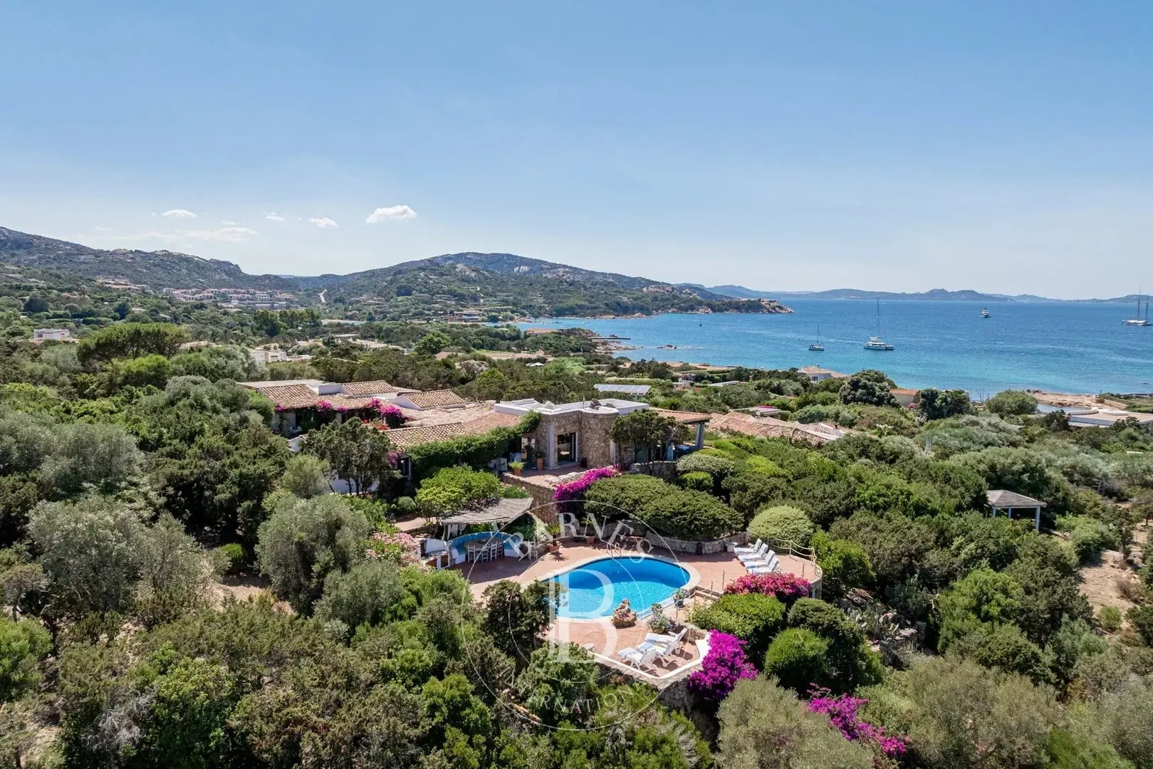 5 bedroom sea view house with swimming pool