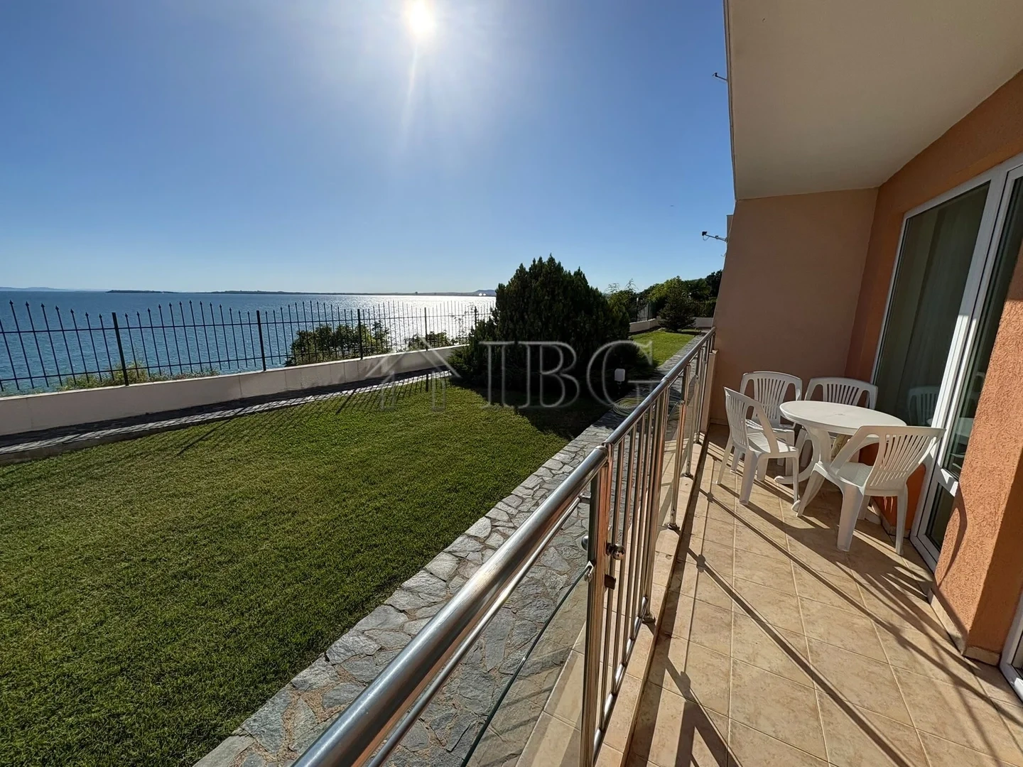 2 - vente appartement pieds dans l'eau sveti vlas burgas bulgarie