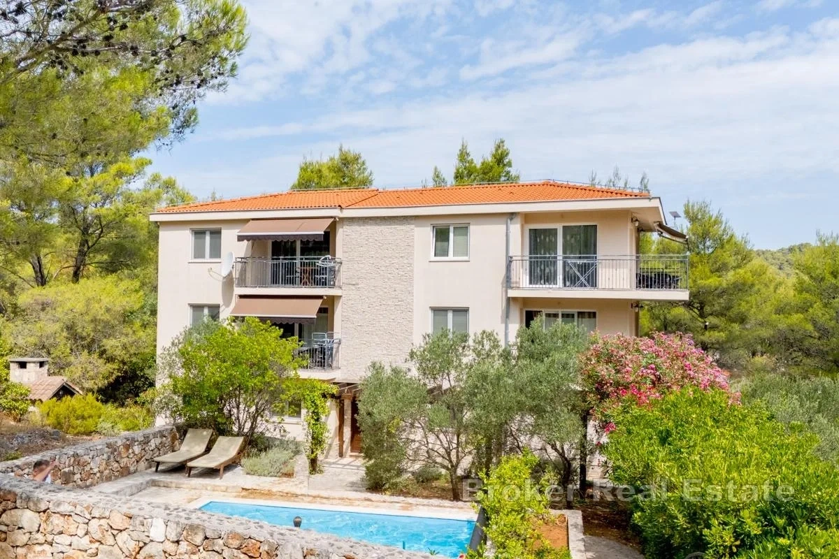 Casa vista al mar con piscina