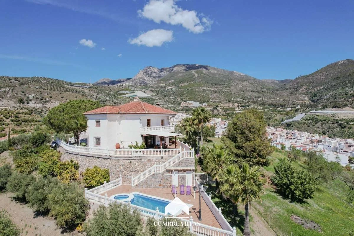 5 bedroom sea view house with swimming pool