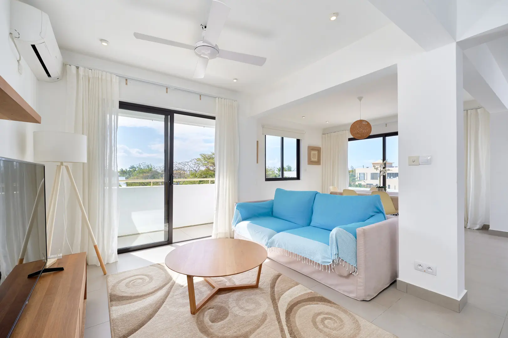 Apartamento a praia ao pé com piscina