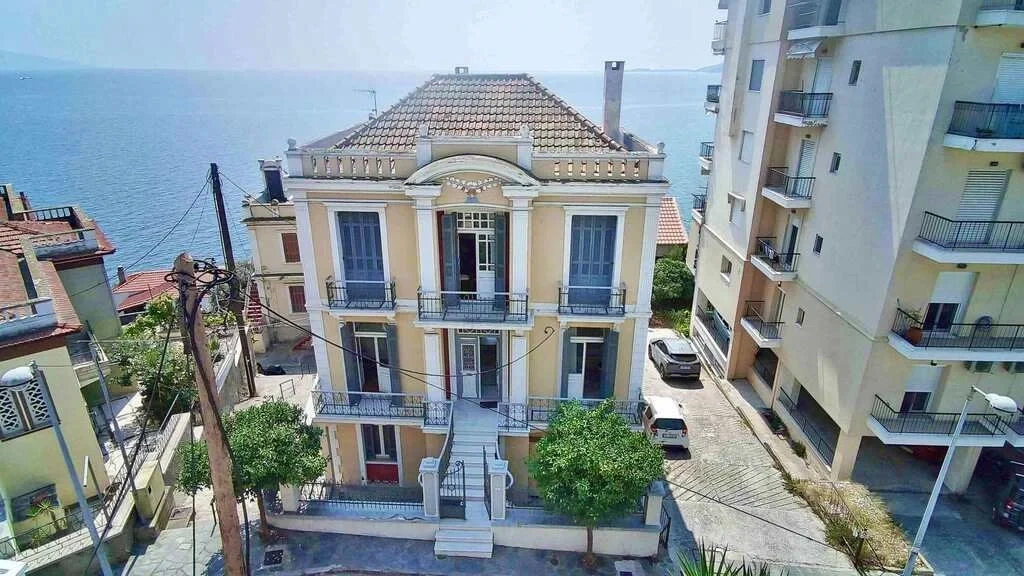 2 - vendita casa fronte mare agía varvára attica grecia