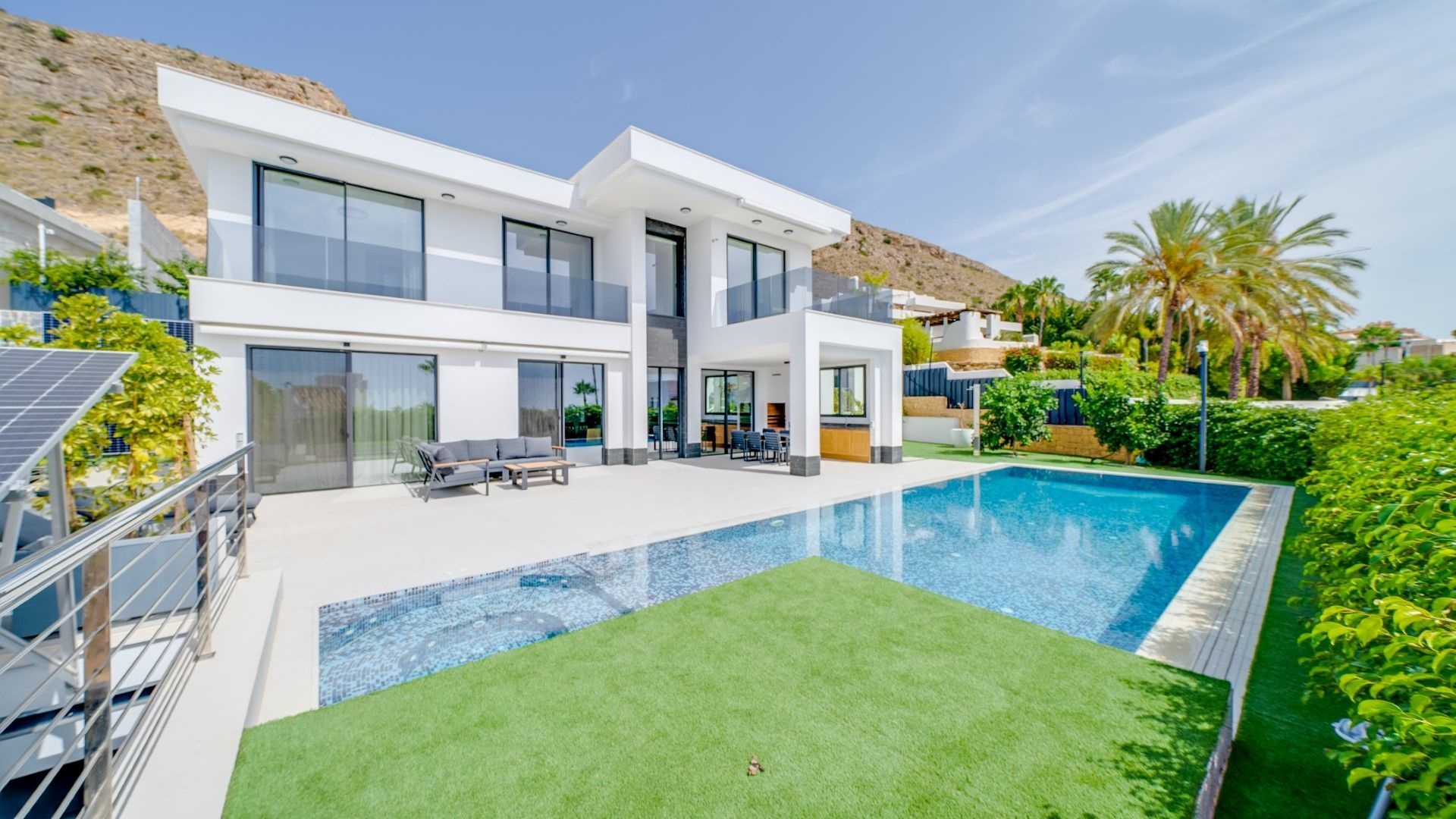 Casa vista al mar con piscina