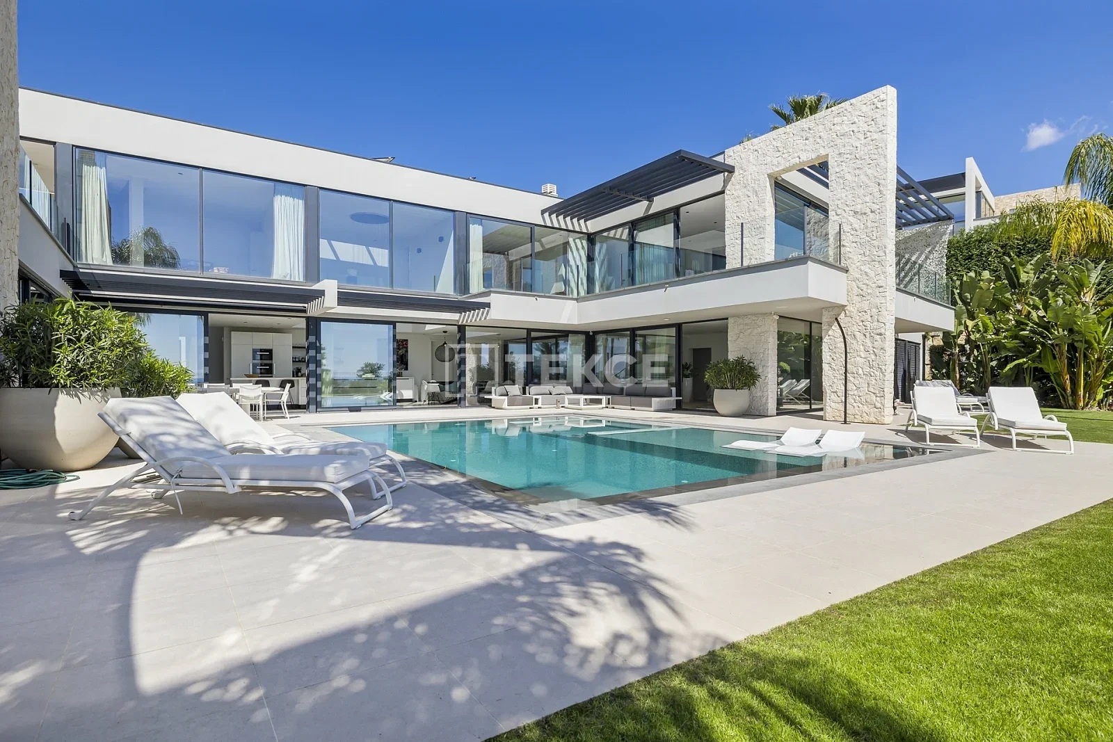 Casa vista al mar con piscina
