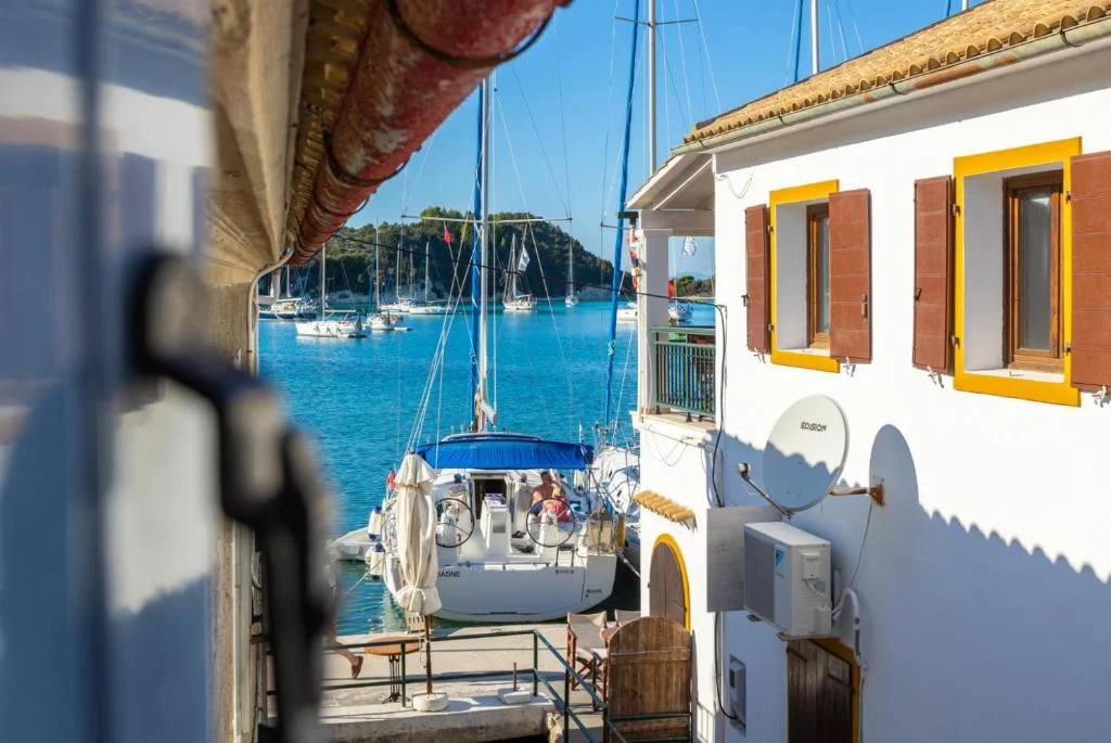 1 - vente maison pieds dans l'eau lákka îles ioniennes grèce