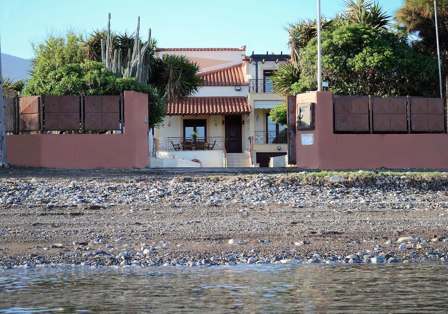 2 - venta casa frente al mar loukísia grecia central grecia