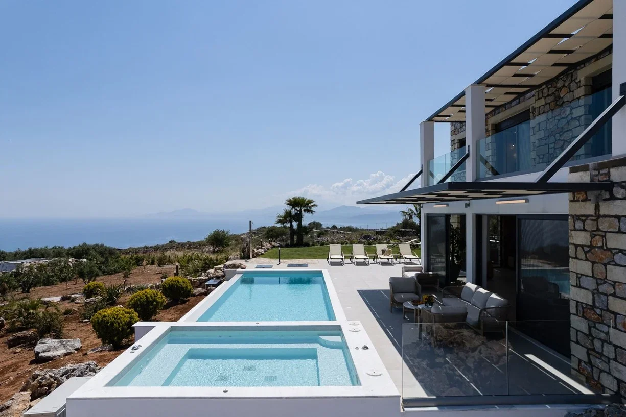 Construcción nueva vista al mar con piscina