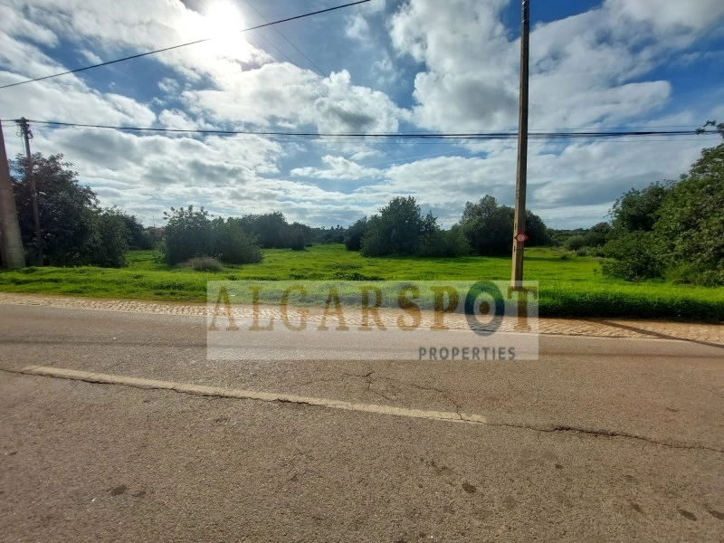 Terreno de 9 900 m²