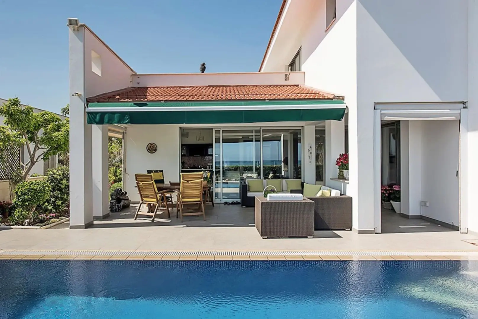 2 - verkoop appartement aan het water larnaca larnaca cyprus
