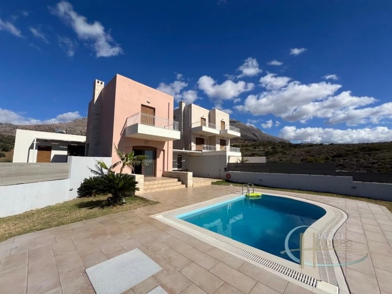 3 bedroom sea view house with swimming pool