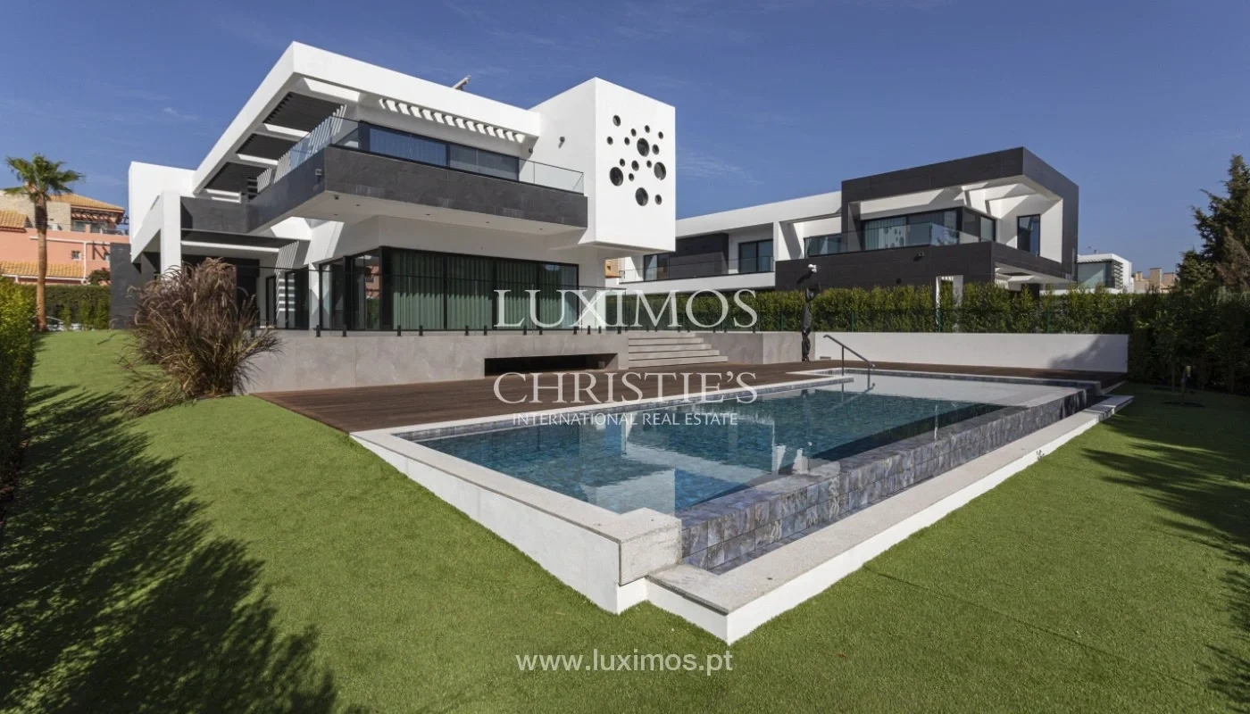 4 bedroom house with swimming pool