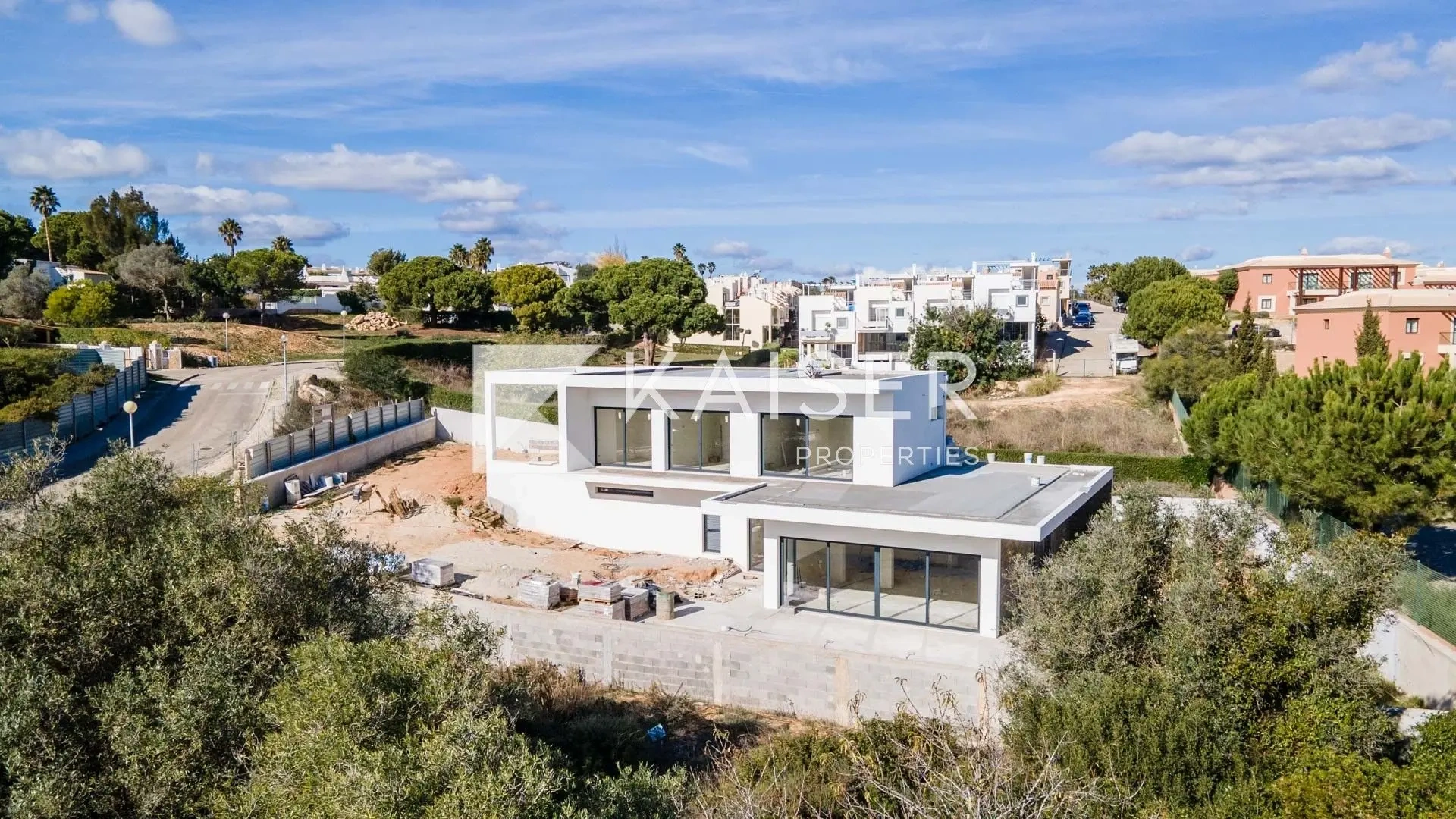 4 bedroom house with swimming pool