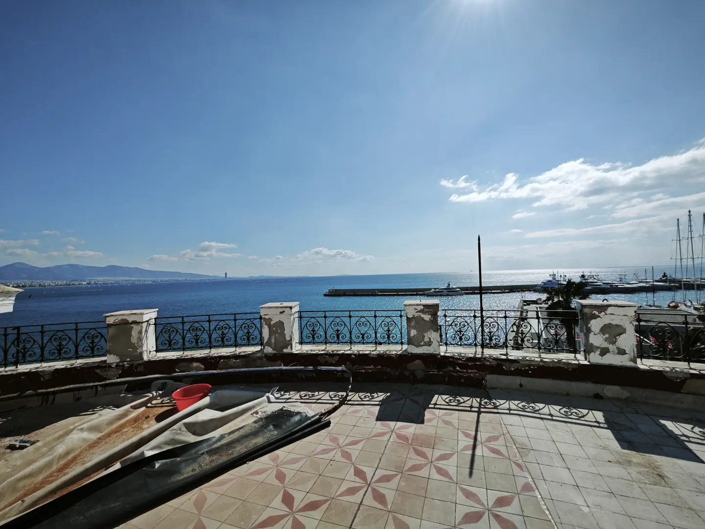2 - vente immeuble pieds dans l'eau piraeus attique grèce