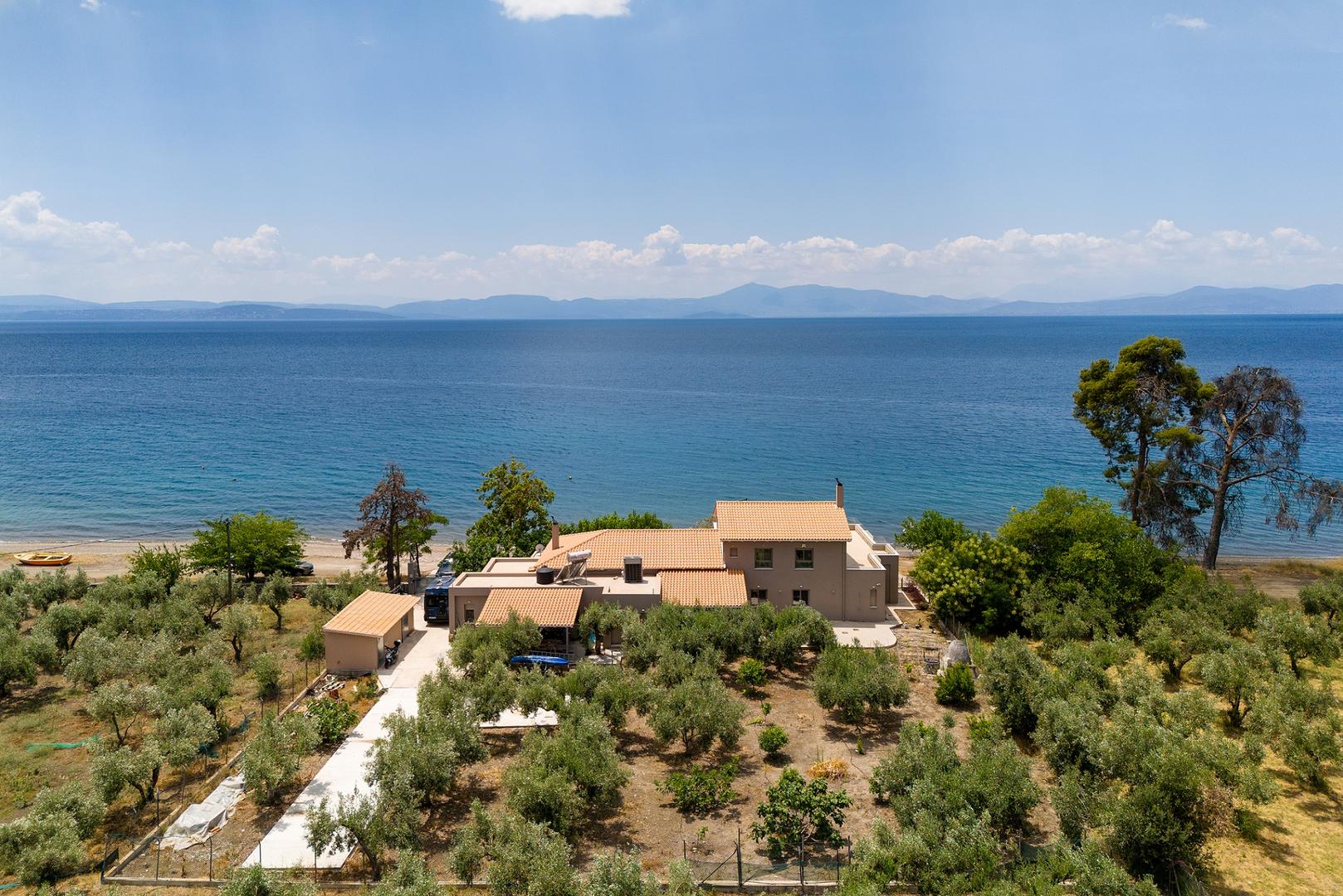 1 - vente maison pieds dans l'eau eubée grèce centrale grèce