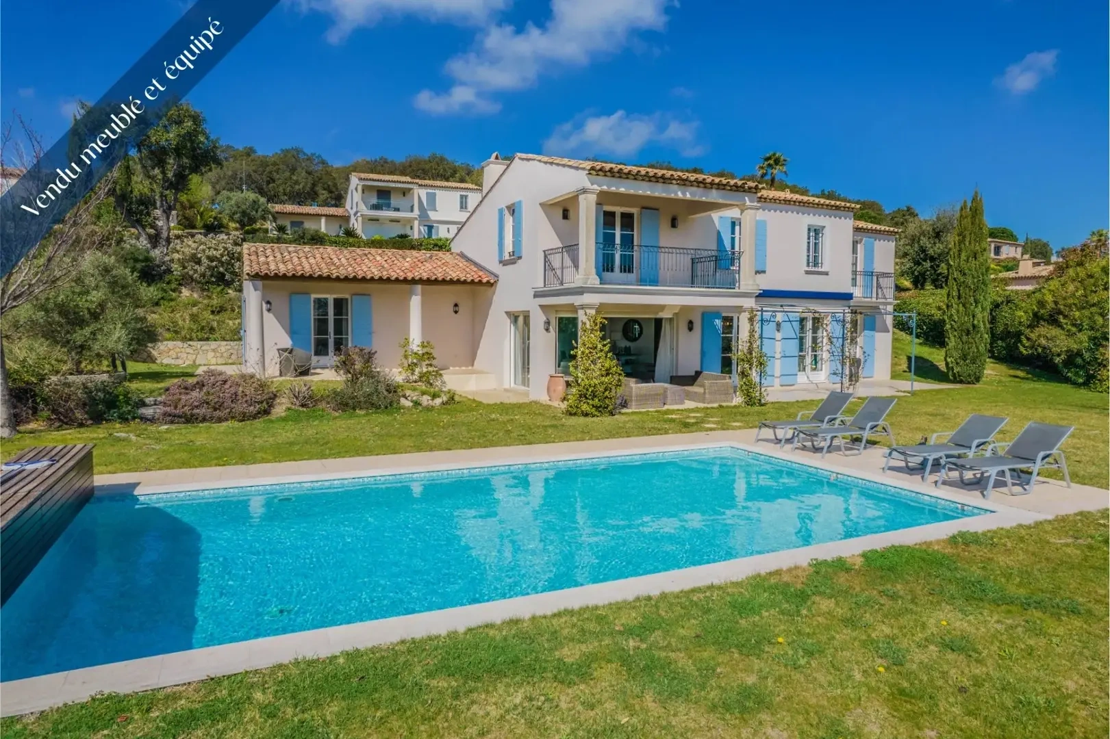 Casa vista al mar con piscina