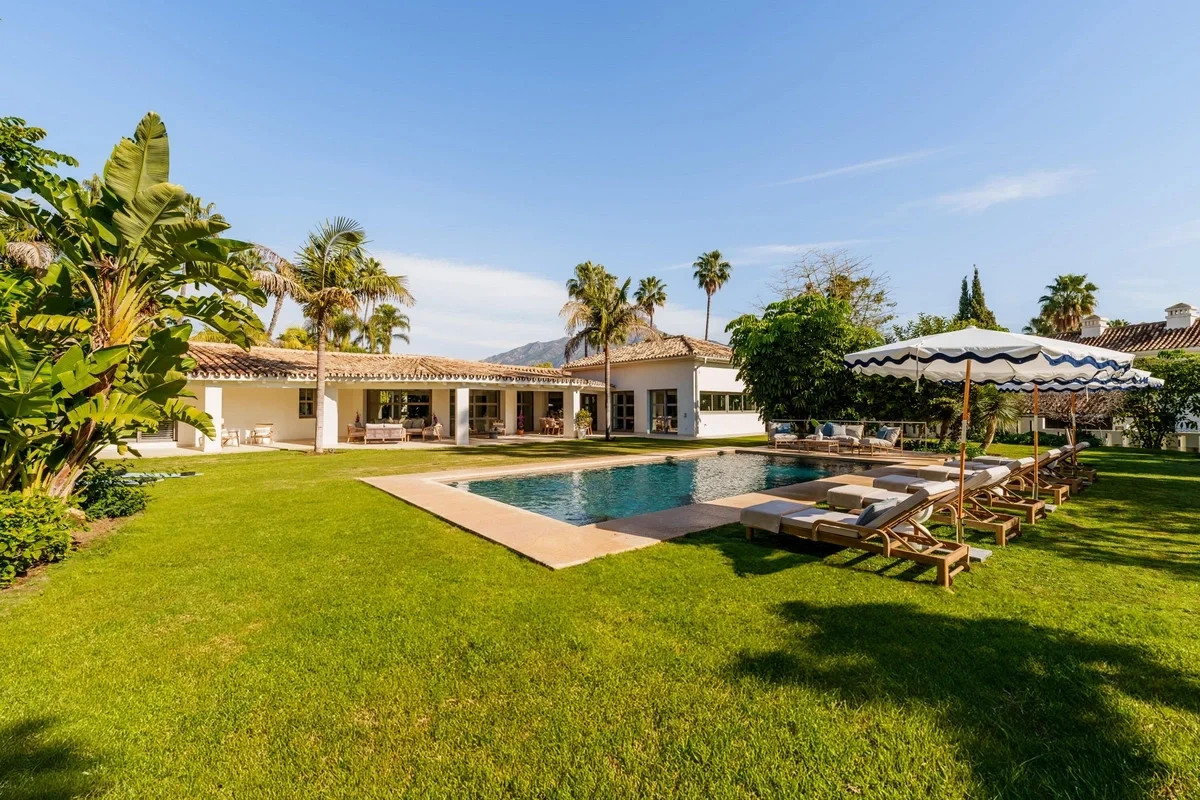 5 bedroom house with swimming pool