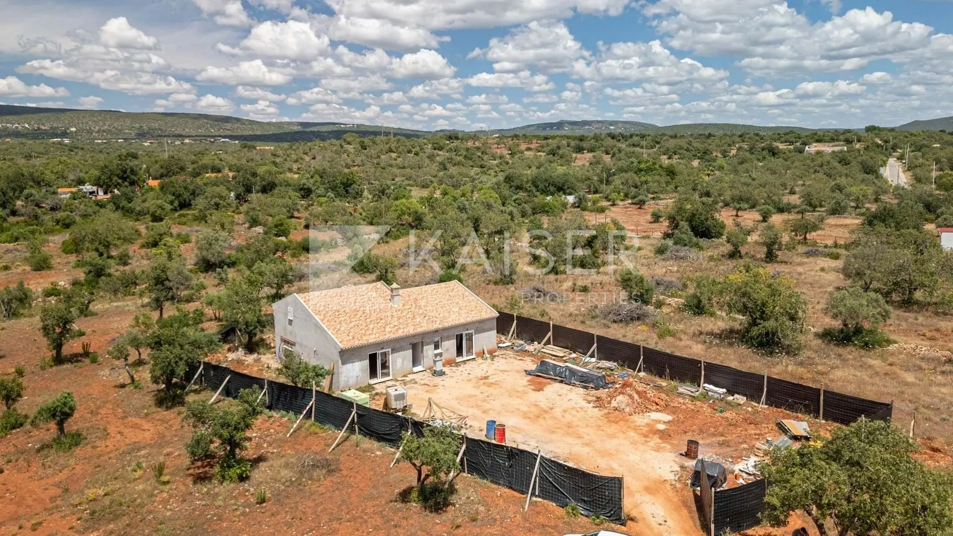 2 bedroom house with swimming pool
