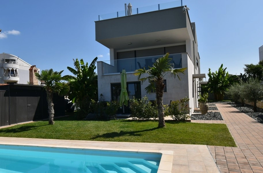 1 - vente villa pieds dans l'eau novigrad istrie croatie