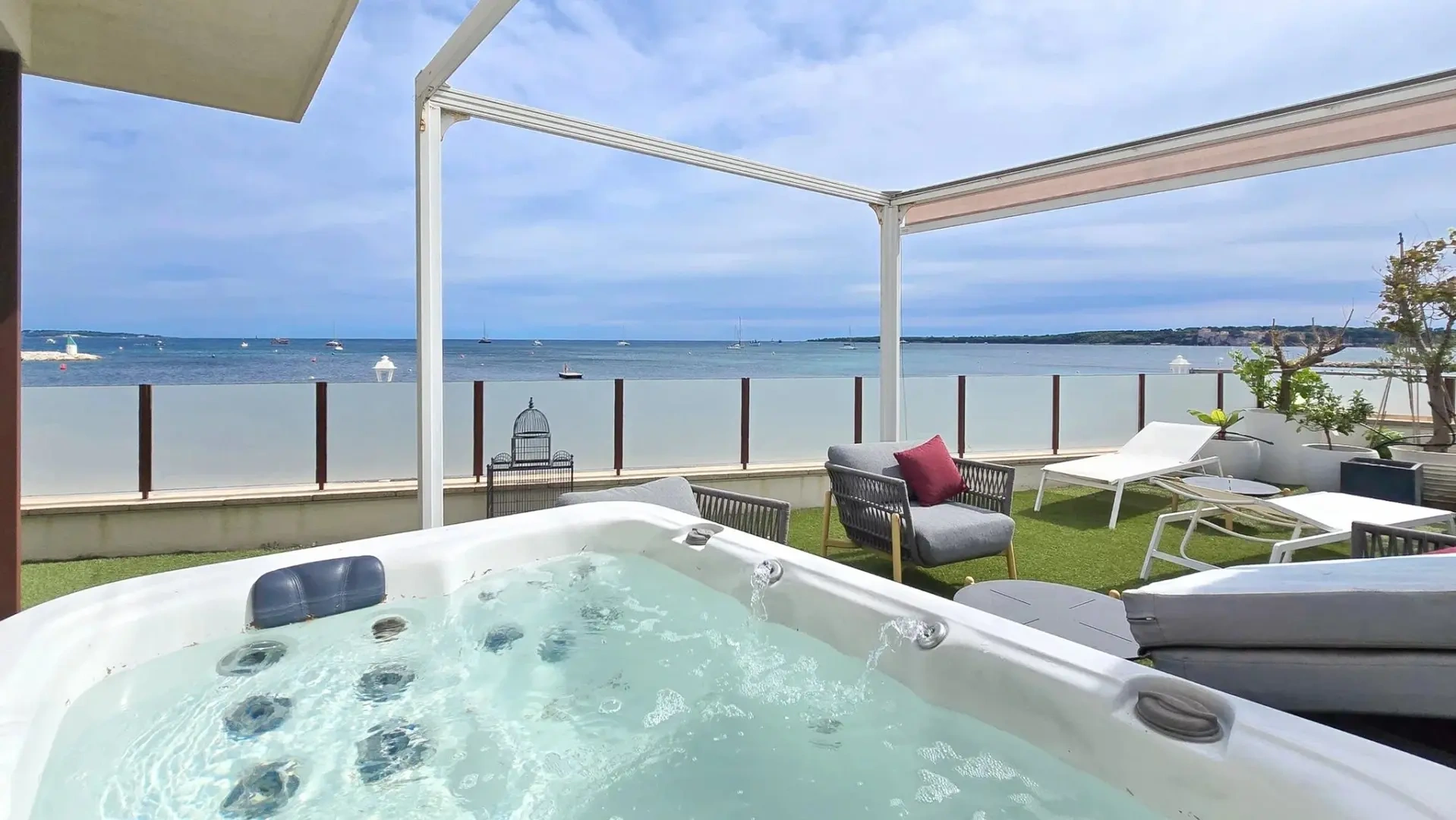 Huis uitzicht op zee met terras