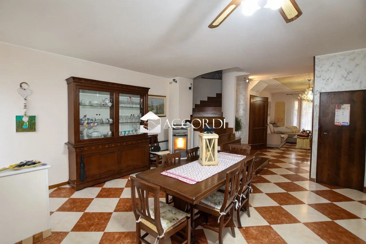 1 - venta casa caerano di san marco véneto italia