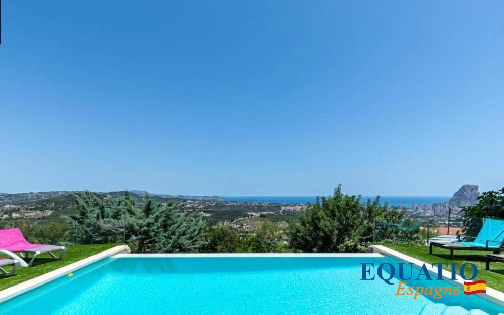 Casa vista al mar con piscina