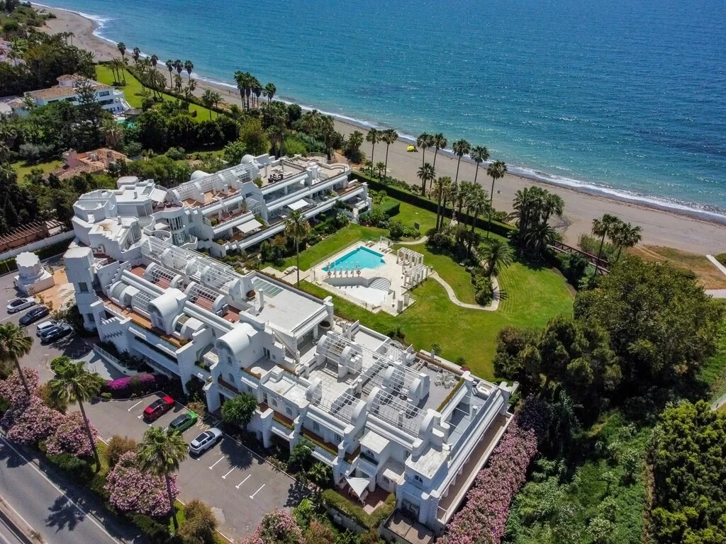 Apartamento frente al mar con piscina