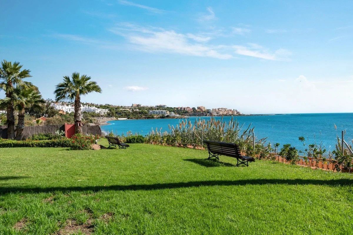 1 - vente maison pieds dans l'eau estepona - costa del sol andalousie espagne