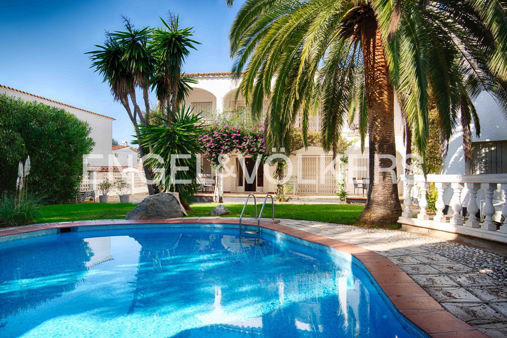 1 - продажа здание empuriabrava - costa brava каталония испания