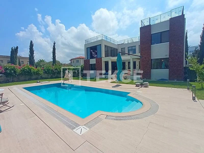 Casa vista al mar con piscina
