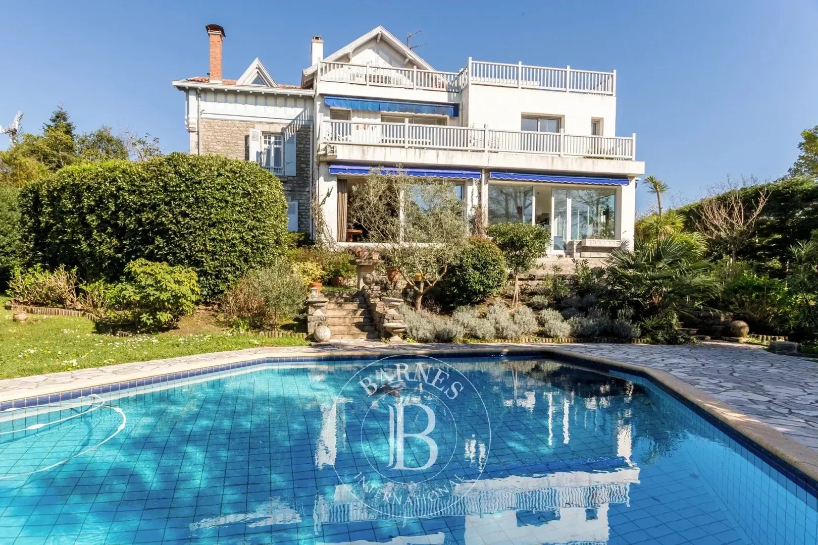 3 bedroom apartment with swimming pool