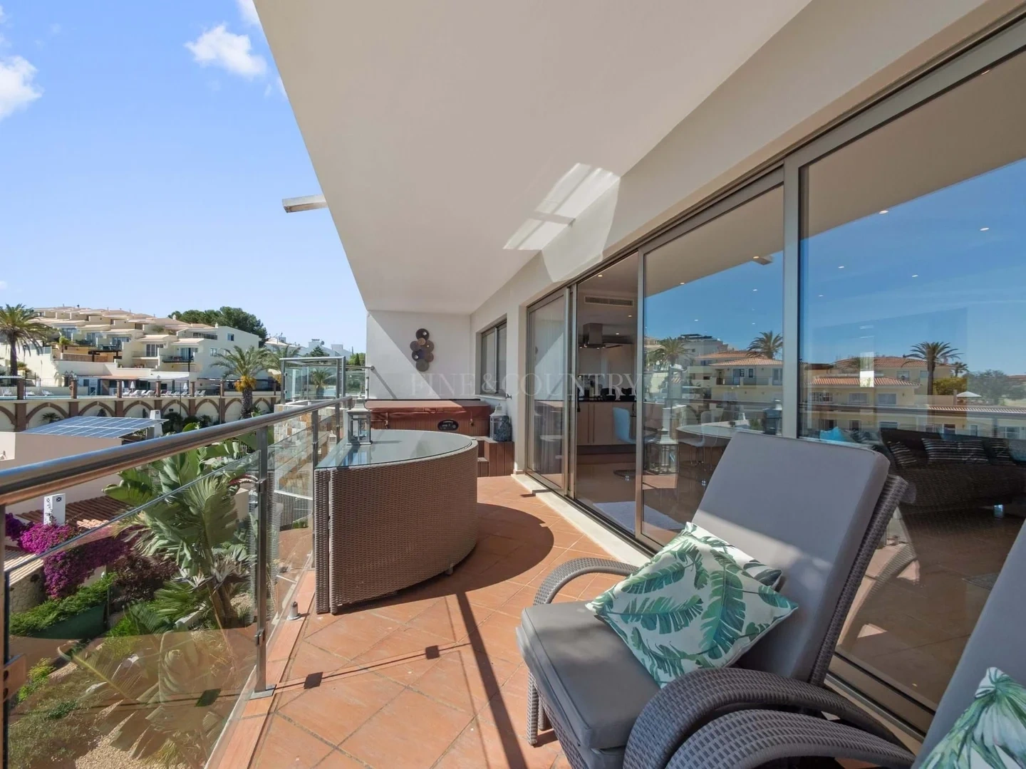 Apartamento a praia ao pé com piscina