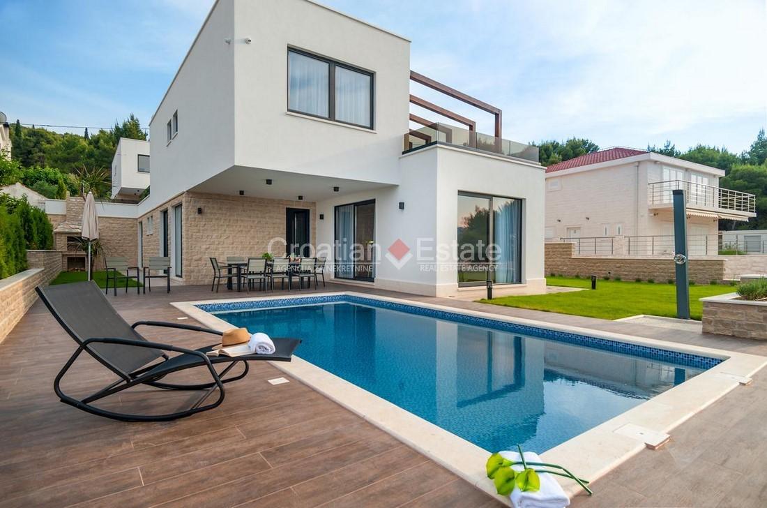 Maison pieds dans l'eau avec piscine