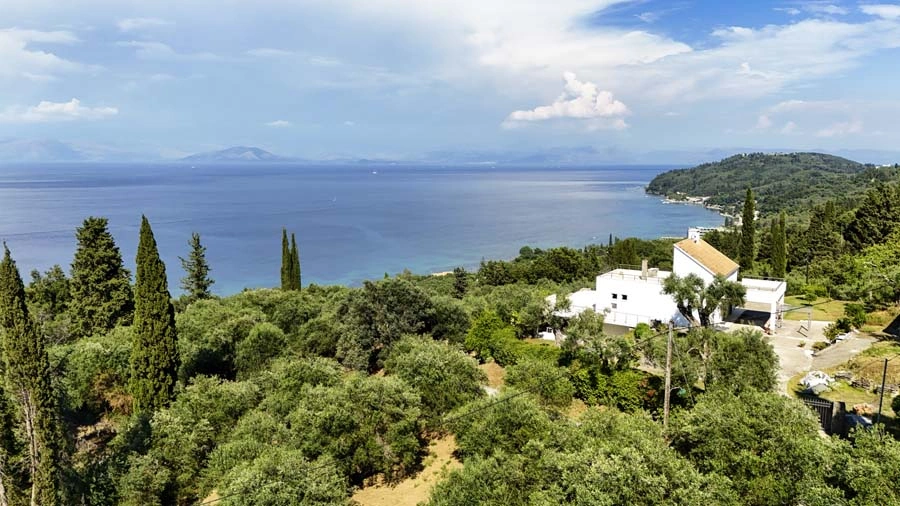 2 - venta terreno vista al mar chlomós islas jónicas grecia